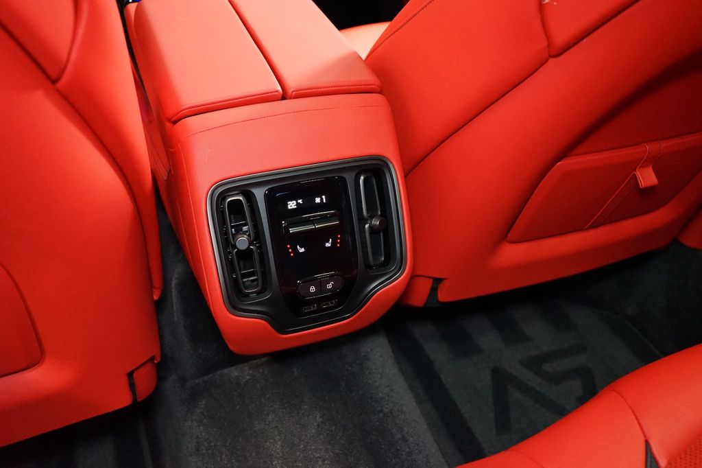 Aston Martin DBX 2023