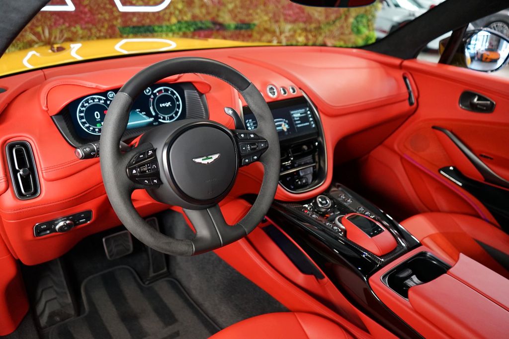 Aston Martin DBX 2023