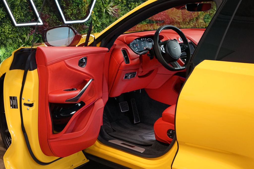 Aston Martin DBX 2023