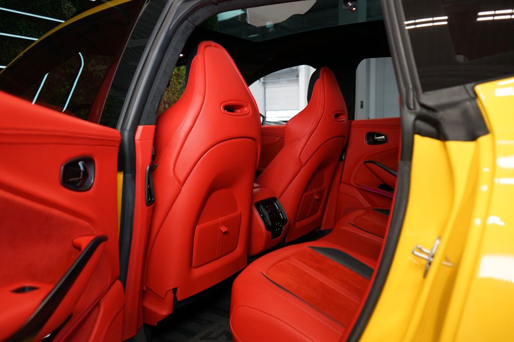 Aston Martin DBX 2023