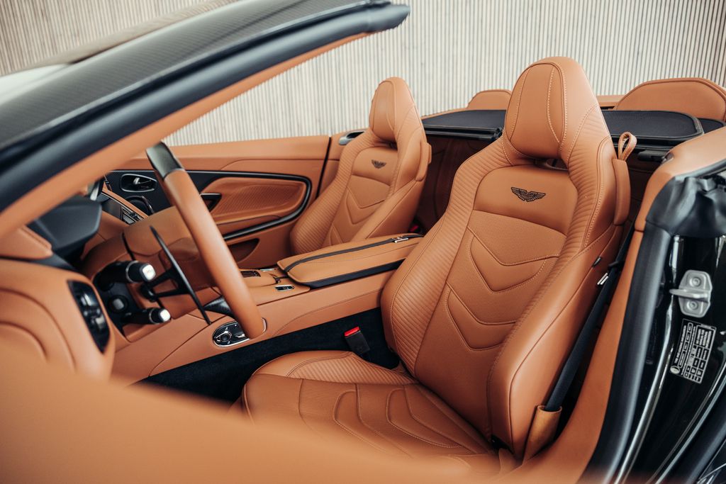 Aston Martin DBS 2024