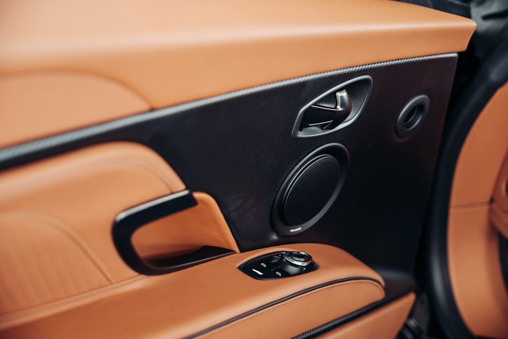 Aston Martin DBS 2024