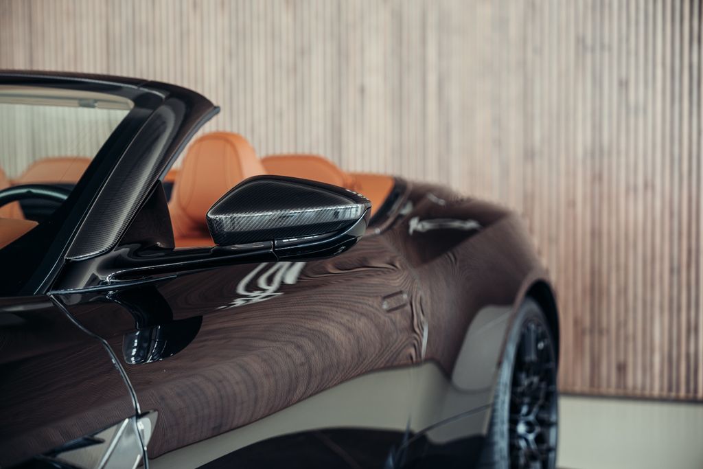 Aston Martin DBS 2024