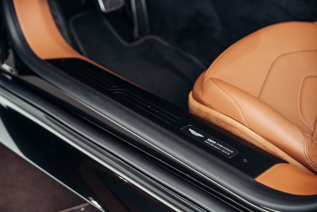 Aston Martin DBS 2024