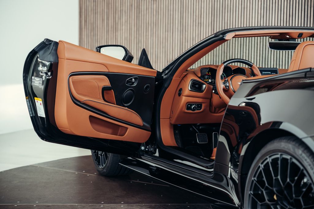 Aston Martin DBS 2024