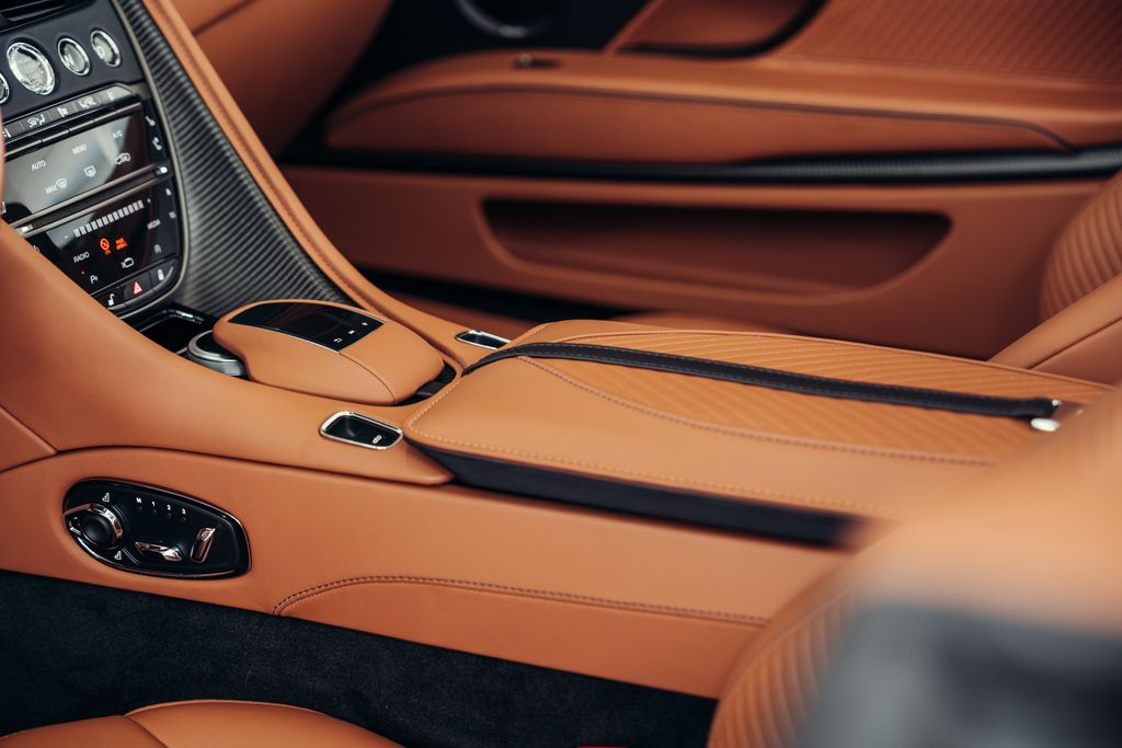 Aston Martin DBS 2024