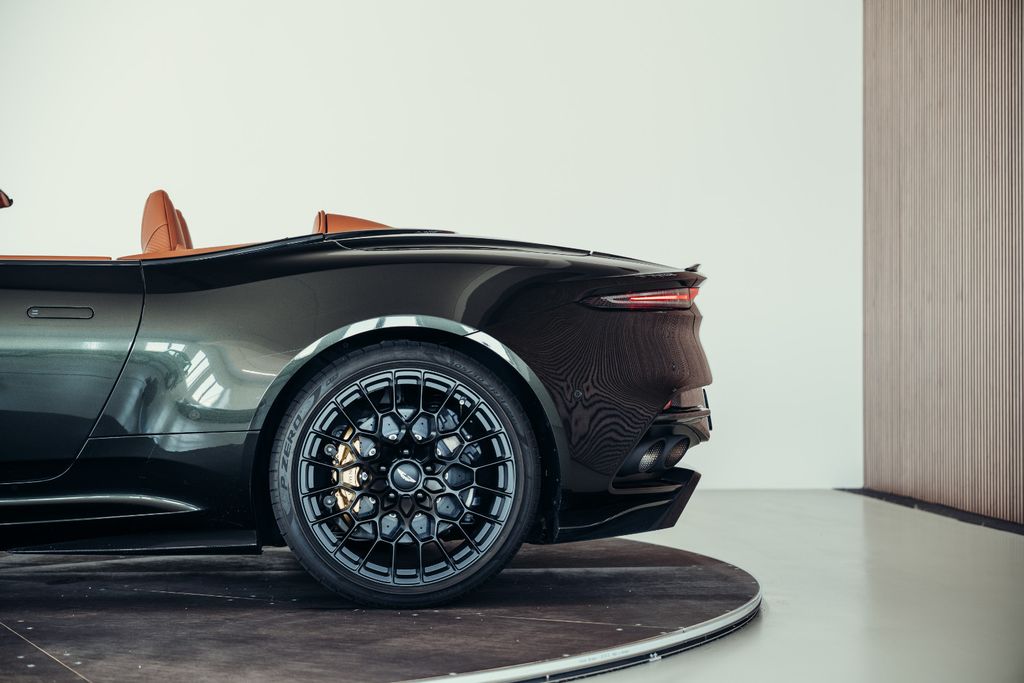 Aston Martin DBS 2024