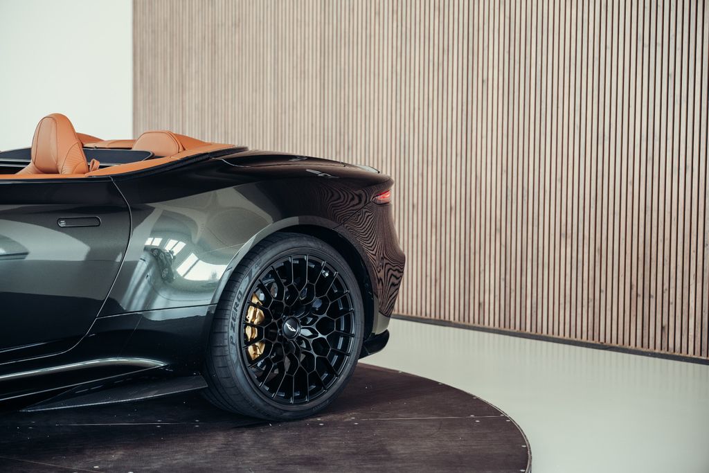 Aston Martin DBS 2024