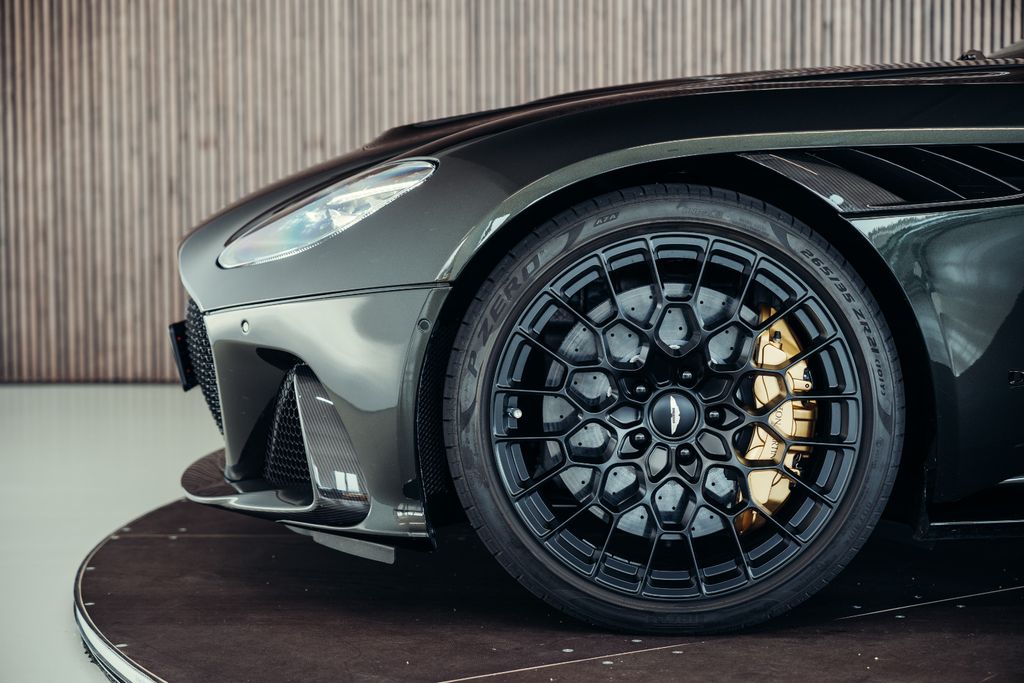 Aston Martin DBS 2024