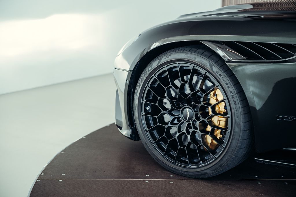 Aston Martin DBS 2024
