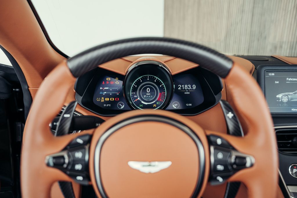 Aston Martin DBS 2024