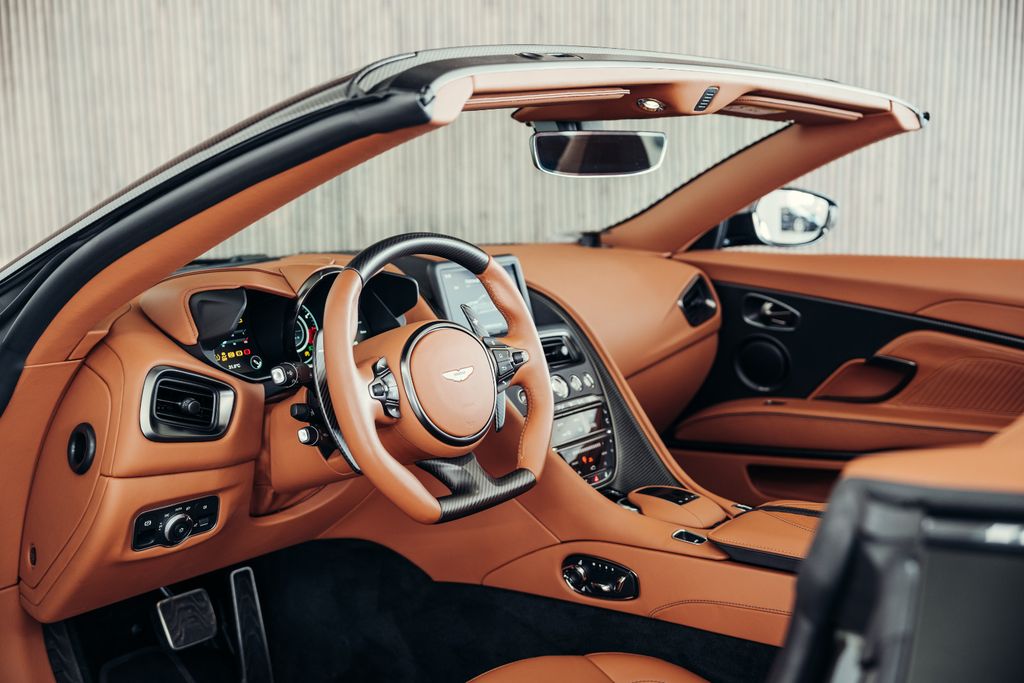 Aston Martin DBS 2024