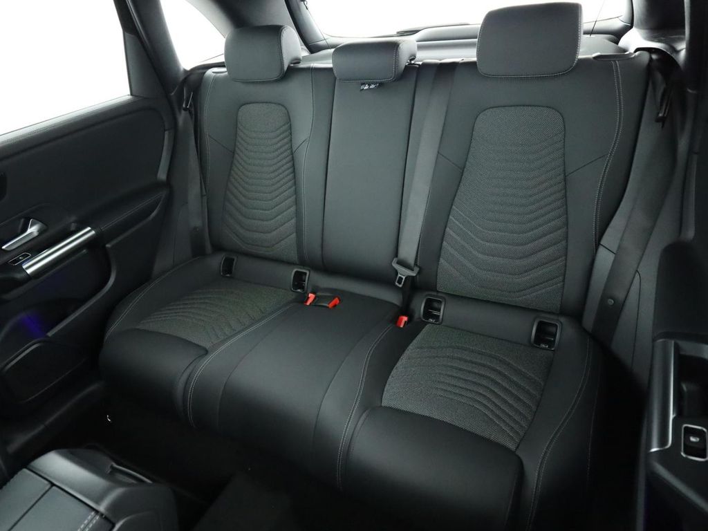 Mercedes-Benz B 200 2025