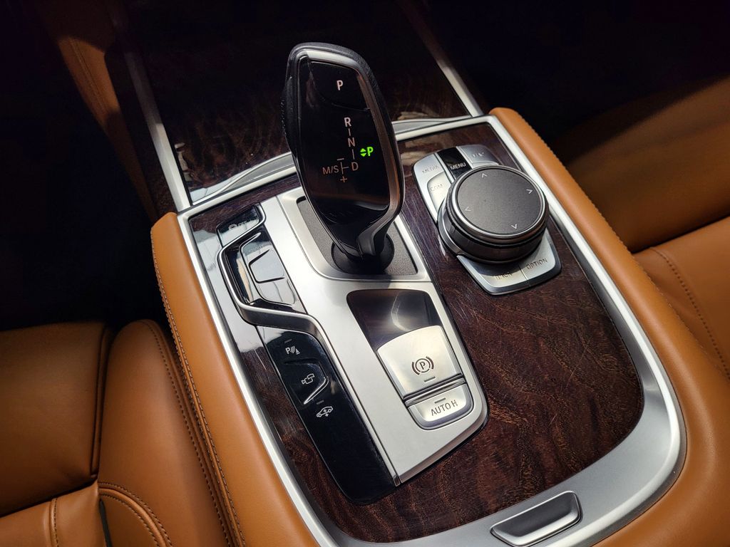 BMW 750 2019