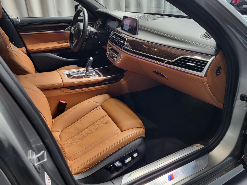 BMW 750 2019