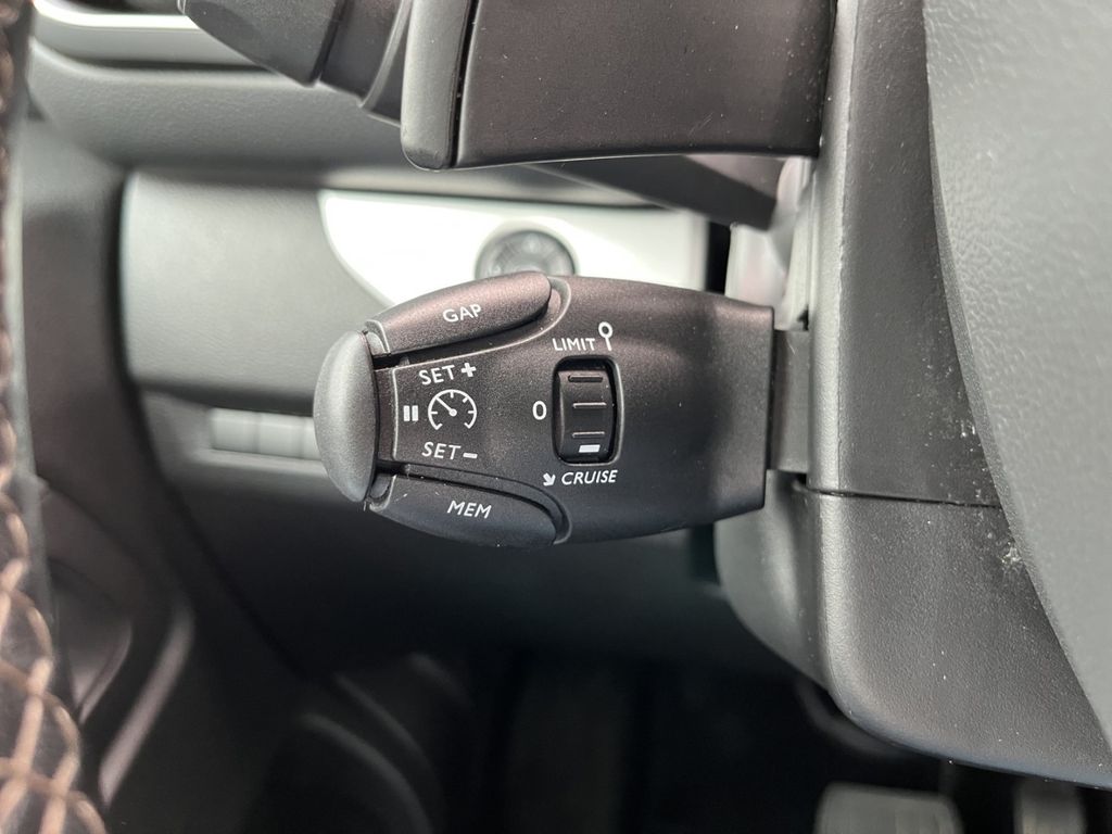 Peugeot Traveller 2021