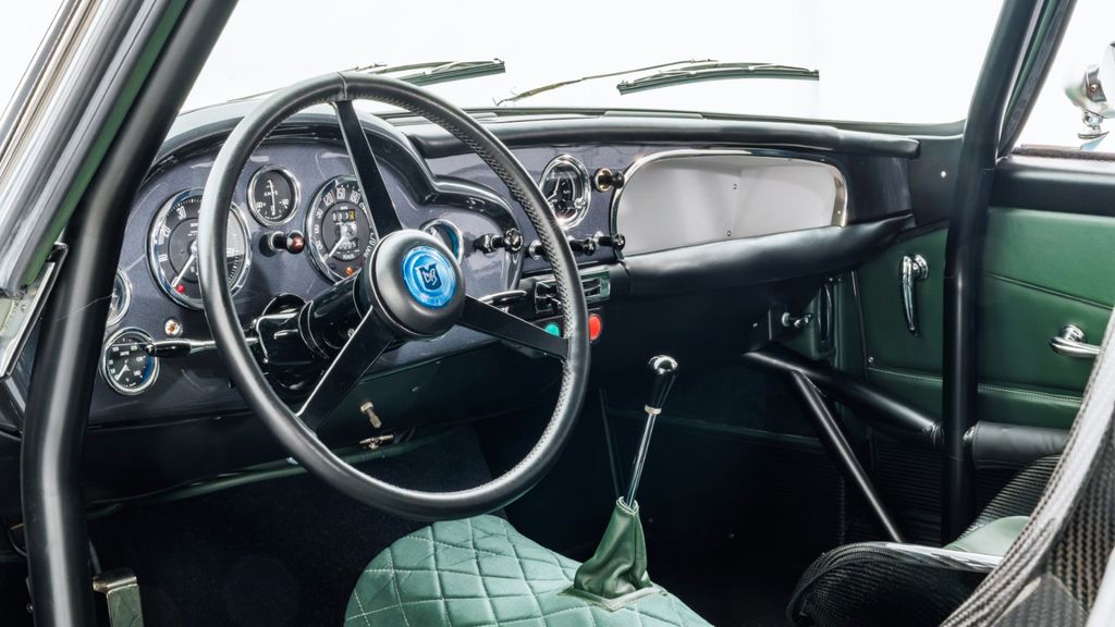 Aston Martin DB 2018