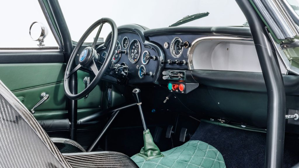 Aston Martin DB 2018