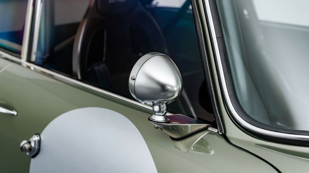 Aston Martin DB 2018