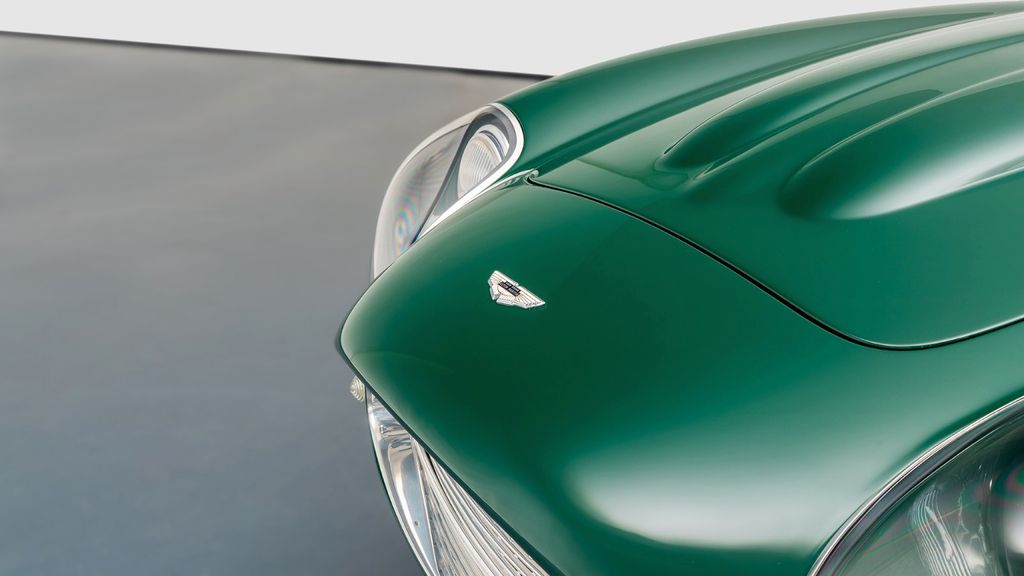 Aston Martin DB 2019