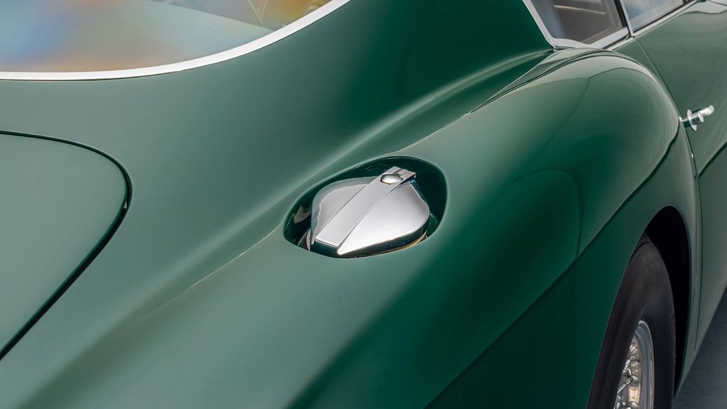 Aston Martin DB 2019