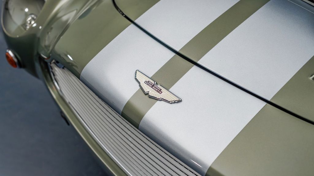 Aston Martin DB 2018