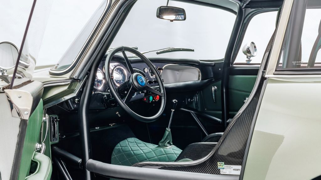 Aston Martin DB 2018