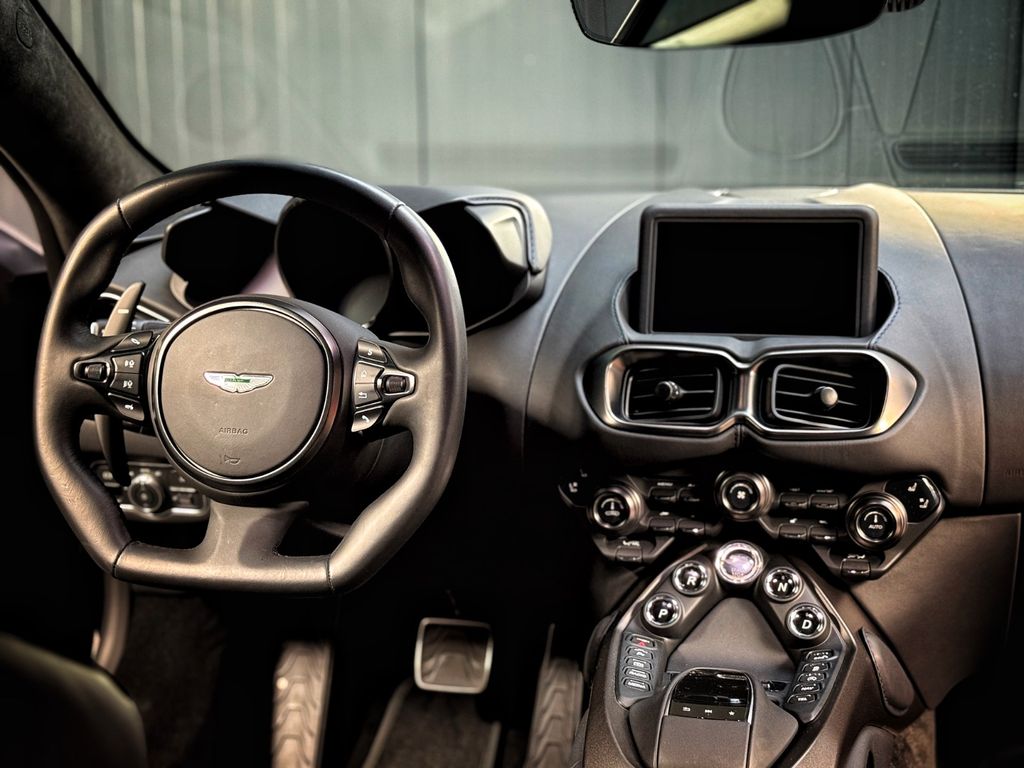 Aston Martin V8 Vantage 2023
