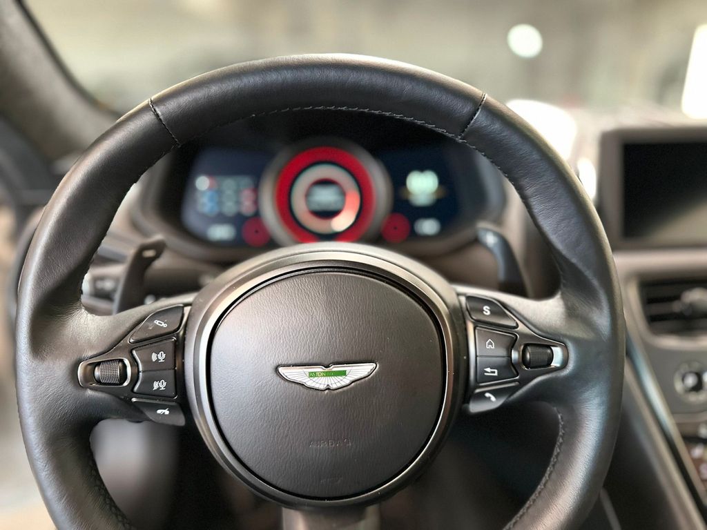 Aston Martin DB11 2018