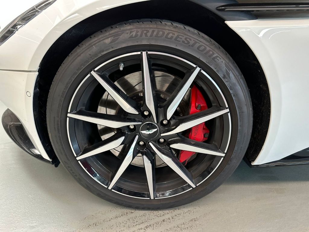 Aston Martin DB11 2018