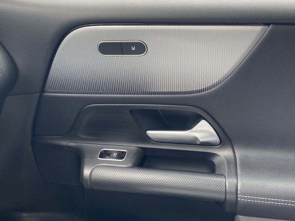 Mercedes-Benz GLB 180 2023