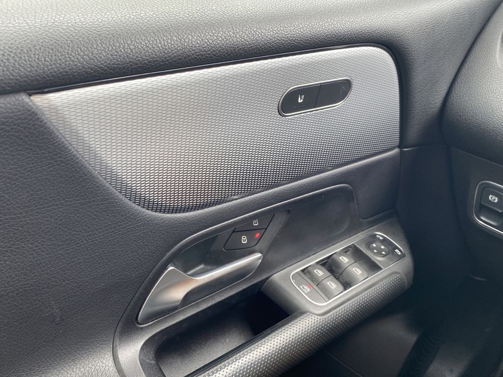 Mercedes-Benz GLB 180 2023