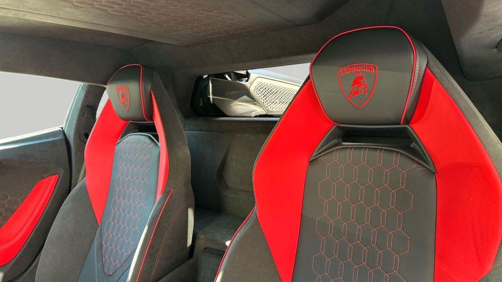 Lamborghini Revuelto 2025