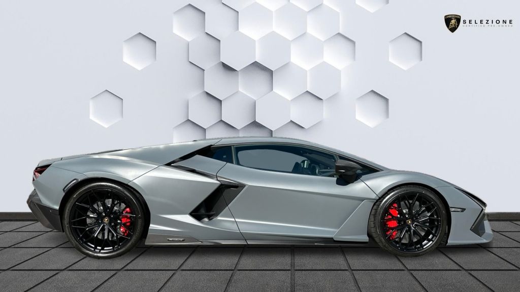 Lamborghini Revuelto 2025