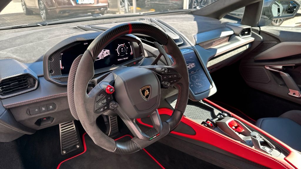 Lamborghini Revuelto 2025