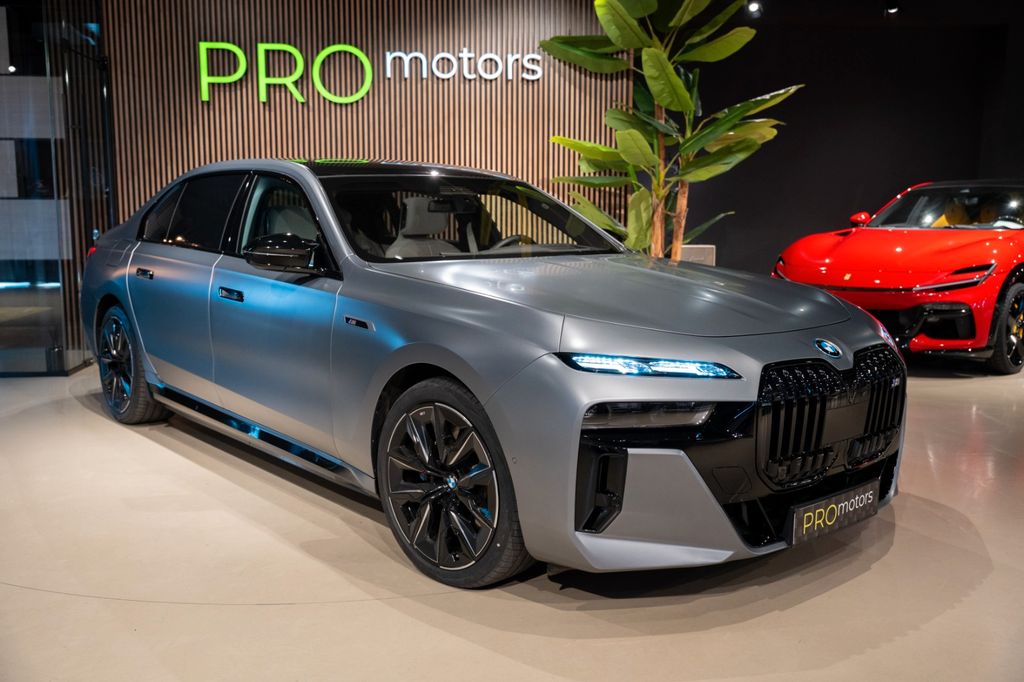BMW M760 2023