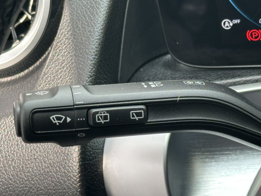 Mercedes-Benz GLB 180 2023