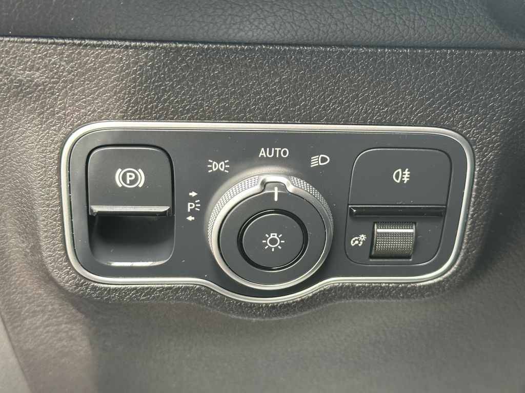 Mercedes-Benz GLB 180 2023