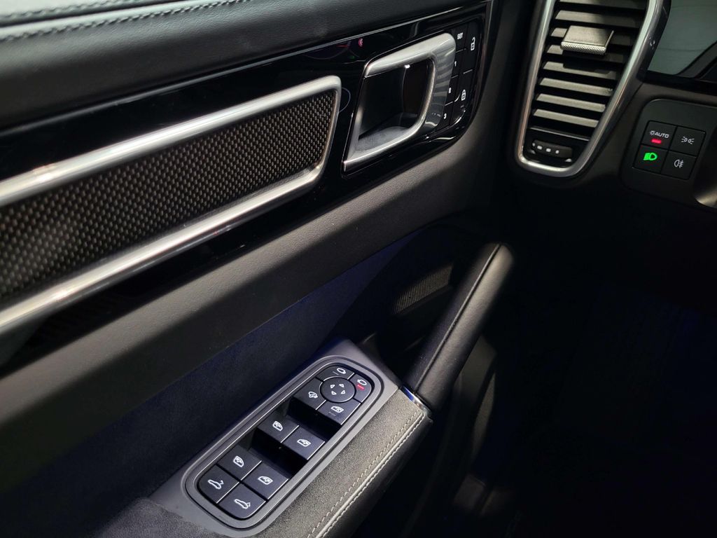 Porsche Cayenne 2021