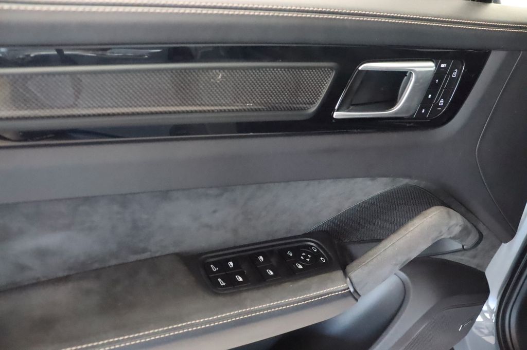 Porsche Cayenne 2021