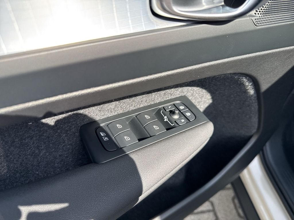 Volvo XC40 2025