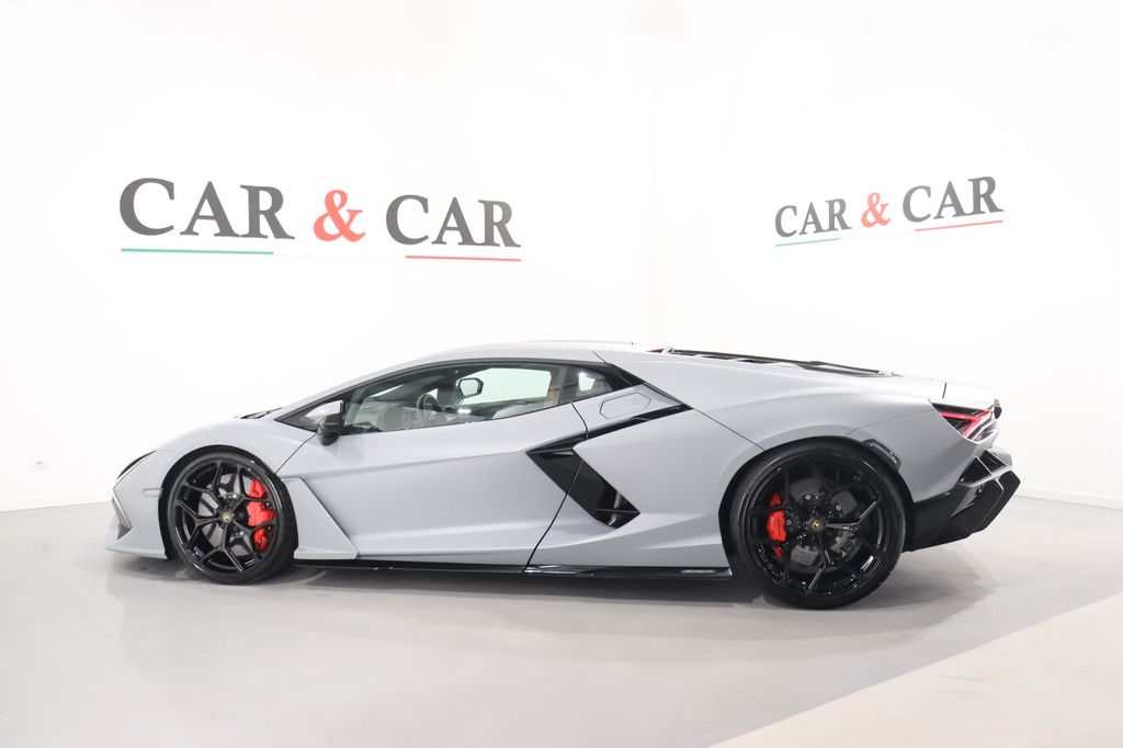 Lamborghini Revuelto 2024