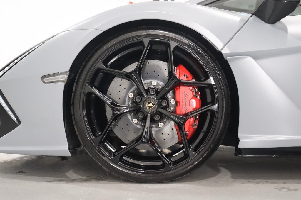 Lamborghini Revuelto 2024