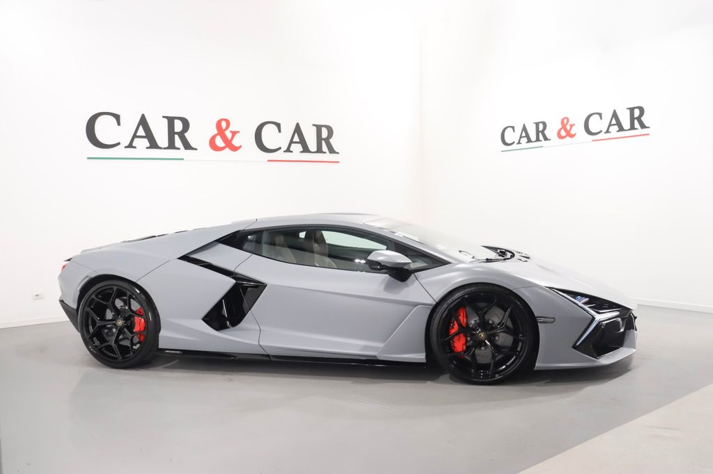 Lamborghini Revuelto 2024