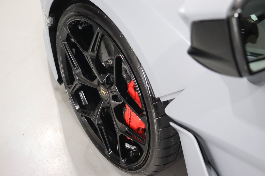 Lamborghini Revuelto 2024