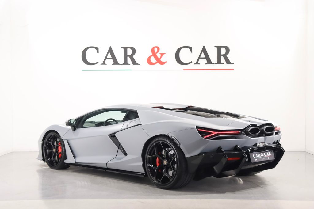 Lamborghini Revuelto 2024