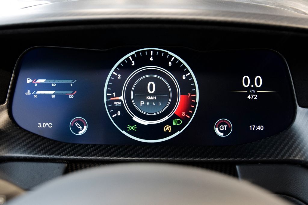 Aston Martin V12 Vantage 2025