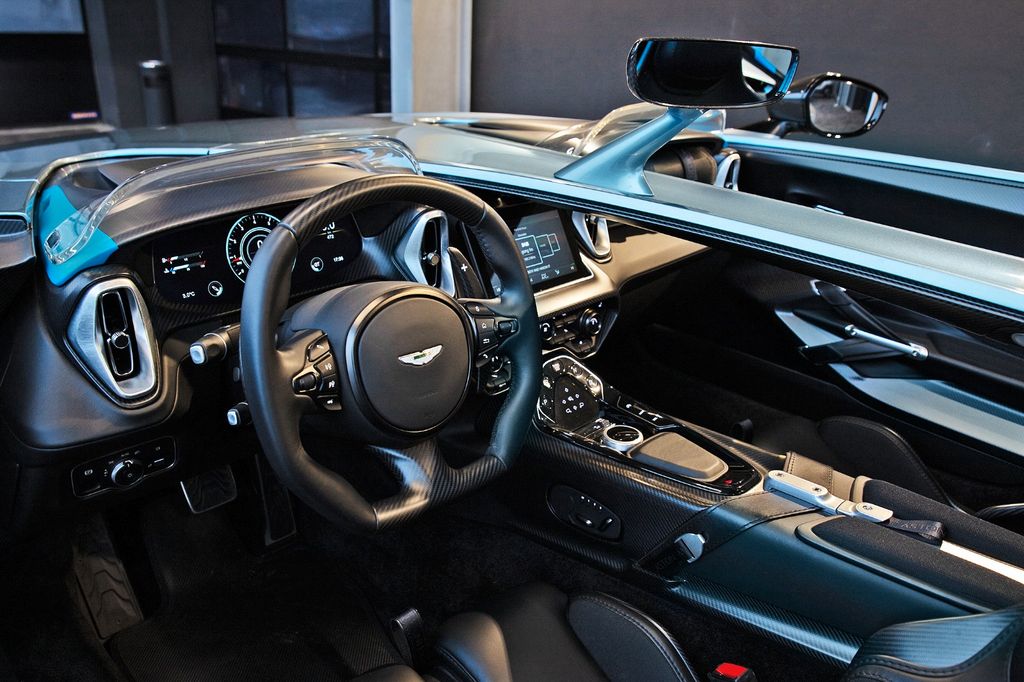 Aston Martin V12 Vantage 2025