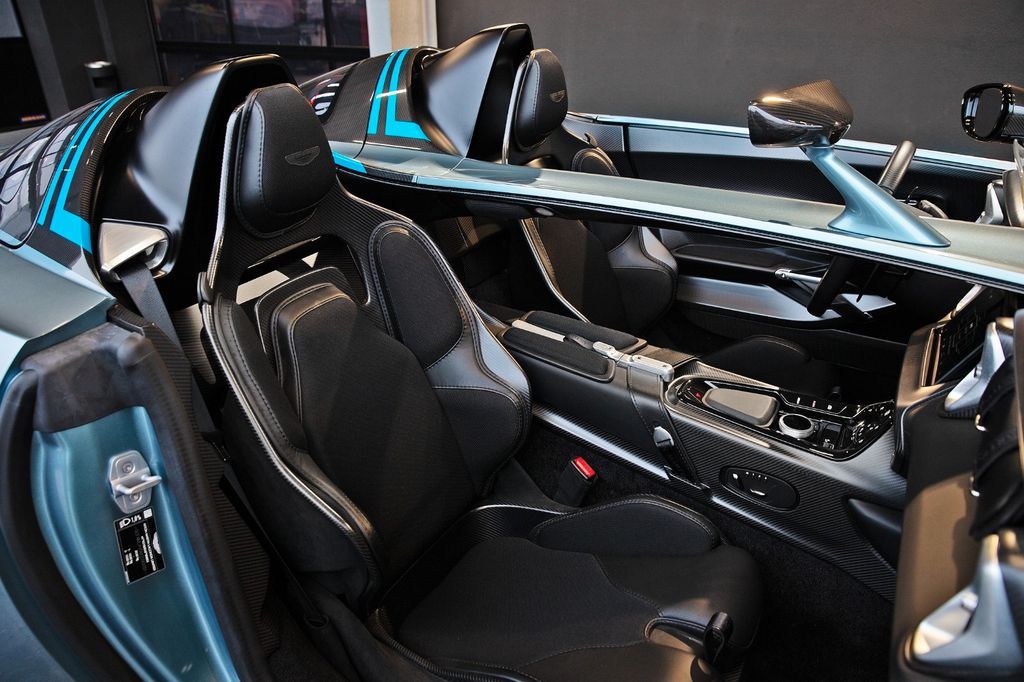 Aston Martin V12 Vantage 2025