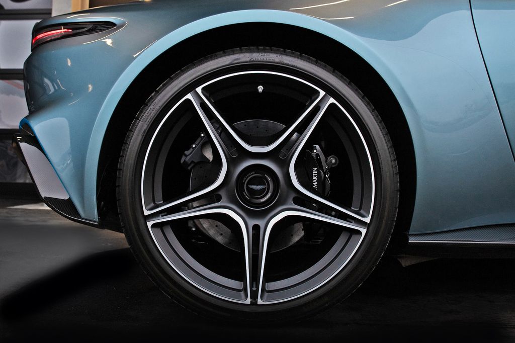 Aston Martin V12 Vantage 2025